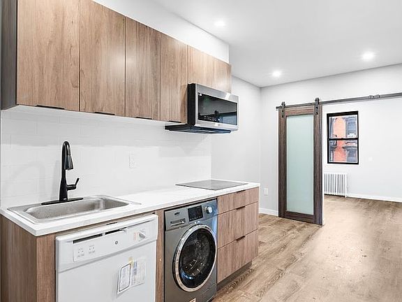 4th image of 437 W 46th St APT 4FE