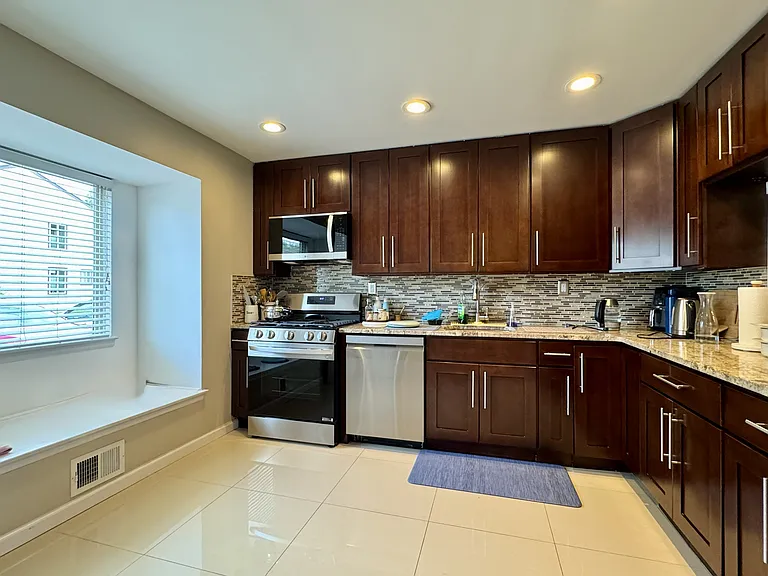 115 Chelsea Way — Photo 2
