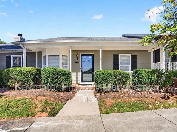 814 Guilford College Rd APT 104, Greensboro, NC 27409