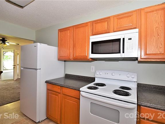5th image of 20 Redmond Hill Dr
