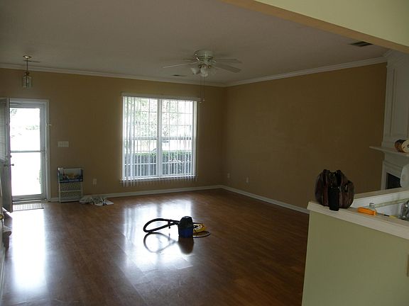 Spacious living room. Lamanate floor