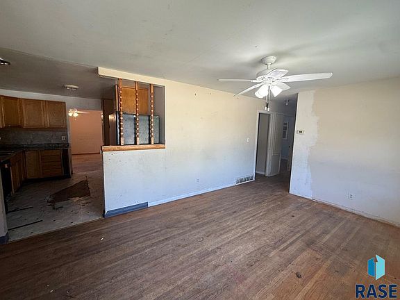 3rd image of 101 W Park Ave