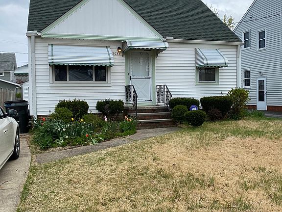 4th image of 2083 Ferndale Ave