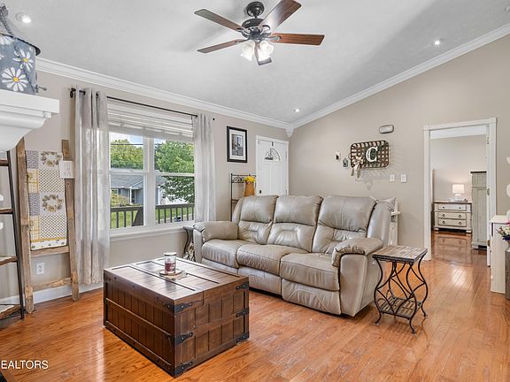 4th image of 6058 Tennyson Dr