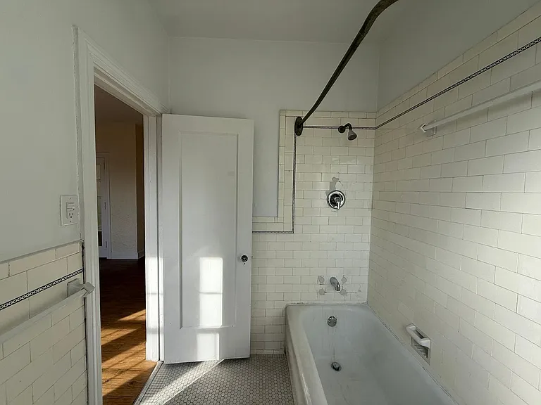 Bayard Manor Apartments — Photo 34