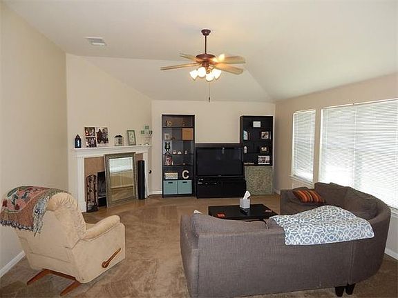 5th image of 916 Windsor Castle Dr