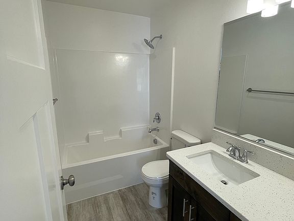 4th image of 4048 Barcelona Ave