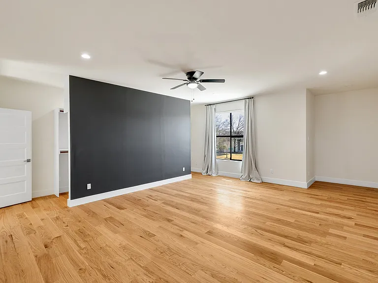 6449 Royalton Dr — Photo 26