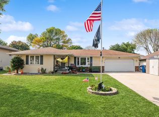 2116 Meadow Green Dr, Neenah, WI 54956