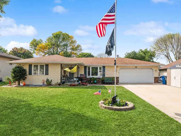 2116 Meadow Green Dr, Neenah, WI 54956