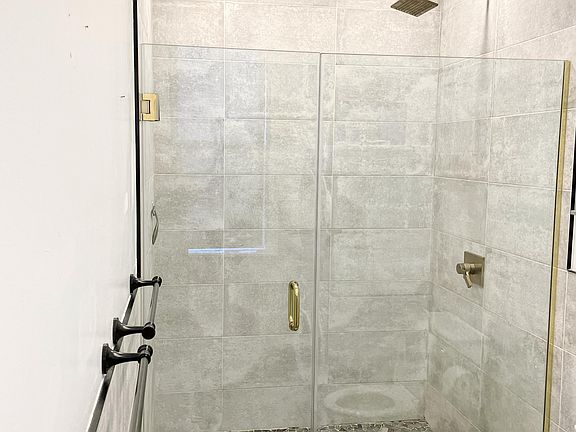5th image of 184 E 7th St APT 6