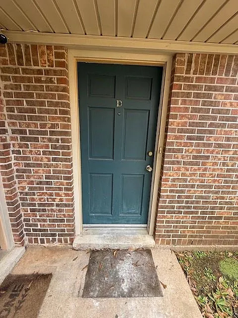 2 bed, 1.0 bath, 1050 sqft, $1,100 — Photo 2