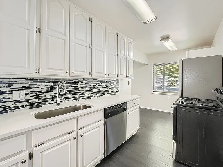 2865 S Fairfax St — Photo 2