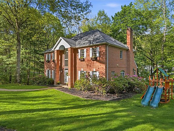 3rd image of 821 Arbordale Ln