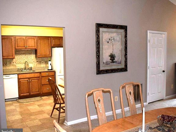 3rd image of 906 Yardarm Ln