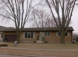 5821 Cimmarron Ln, Waterloo, IA 50701