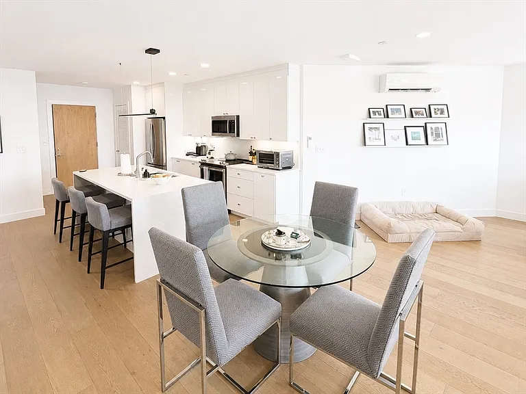 654 E Broadway #302 — Photo 3