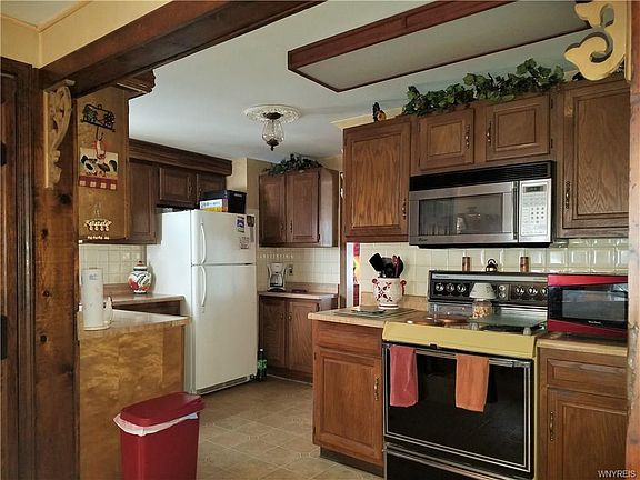 4th image of 98 Elaine Ct