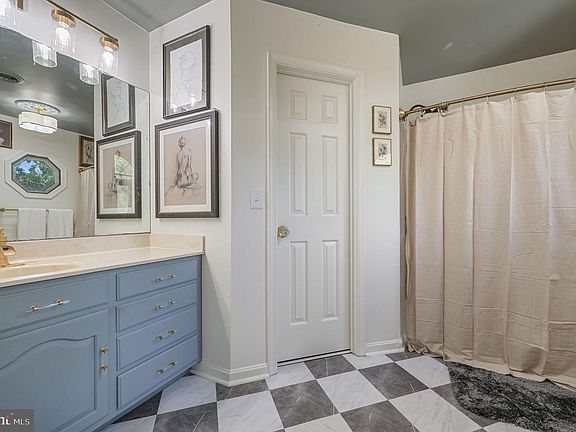 4th image of 18 E Huntington Cir