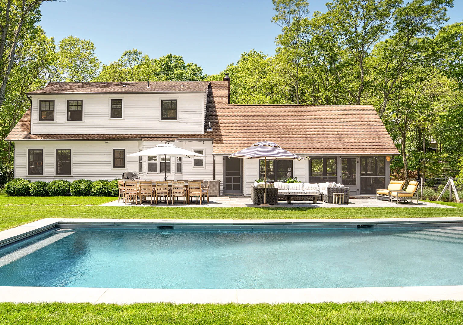 Traditional-style home with vibrant colors, private pool! — Photo 1