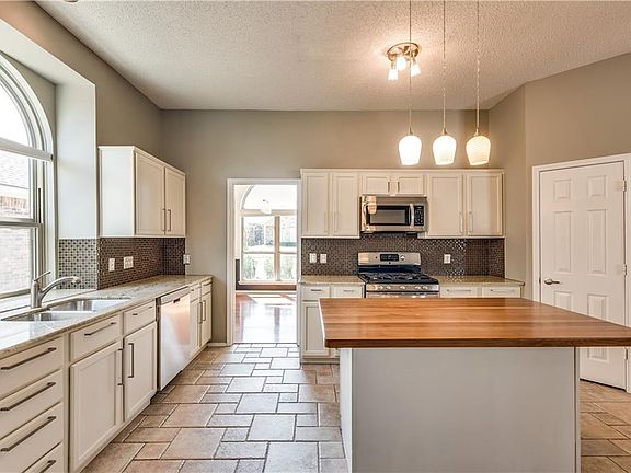 3rd image of 1605 Glenmore Dr