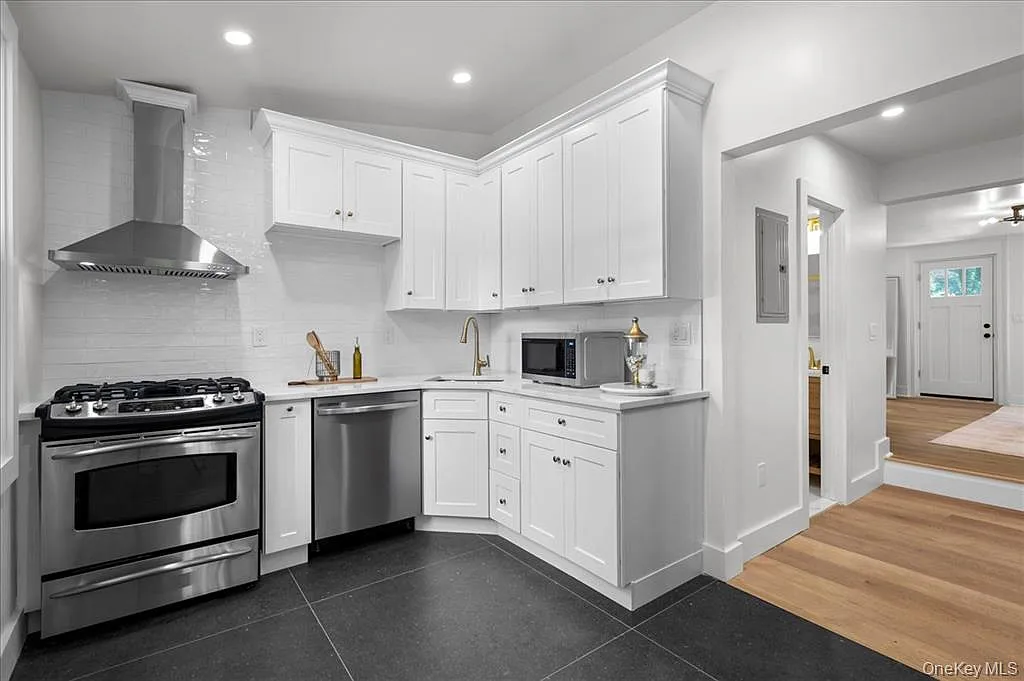 2 bed, $3,200 — Photo 1