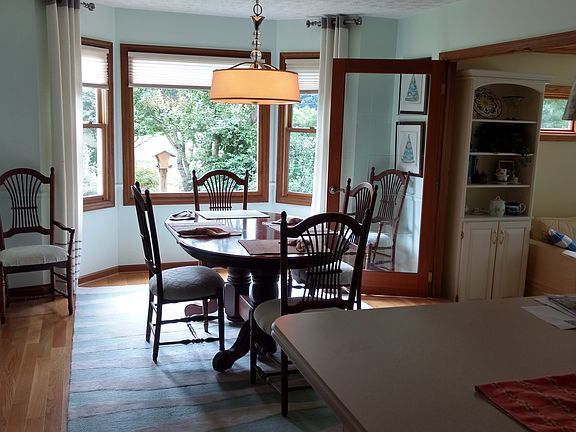 Lg dng area w/ bay window