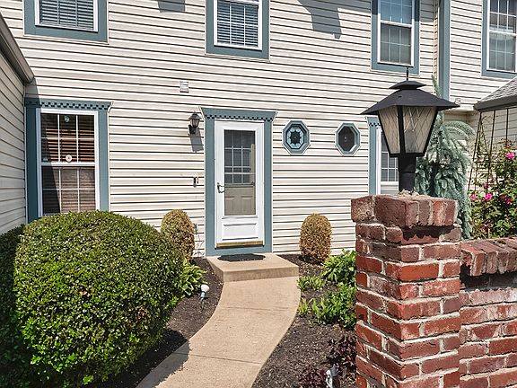 2nd image of 1484 Yorktowne Dr