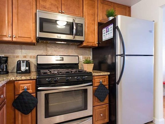2nd image of 17 Oxford Cir #2B