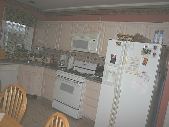 Eat in Tiled Kitchen