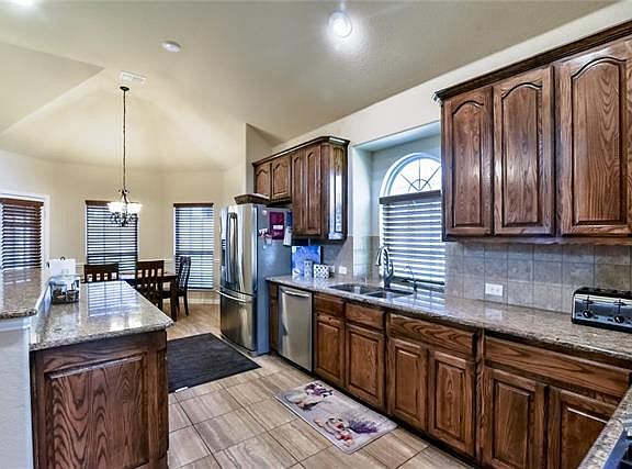 5th image of 901 Derbyshire Ln