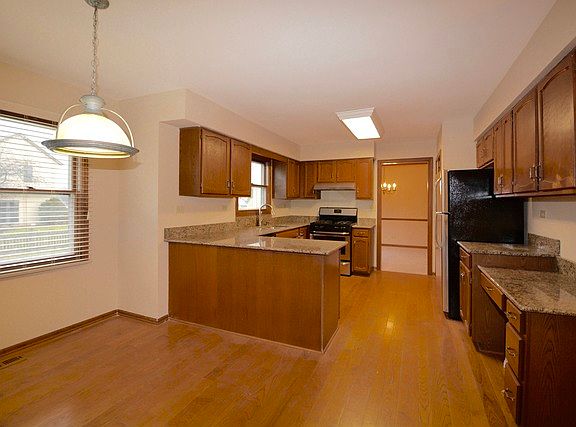 5th image of 2320 Newport Dr