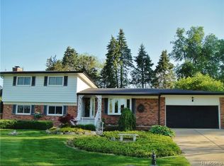 255 Horizon Rd, White Lake, MI 48386