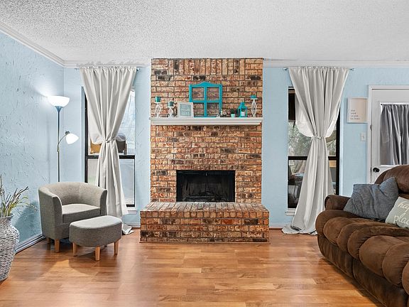 2nd image of 405 SW Rand Dr