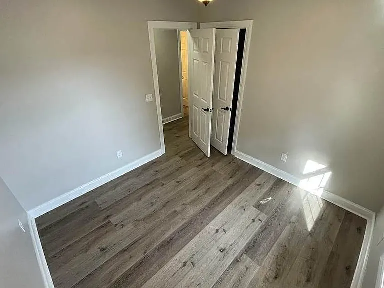 304 Livery Ct — Photo 9