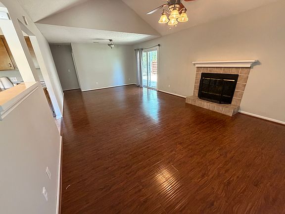 3rd image of 812 Ridgewood Way