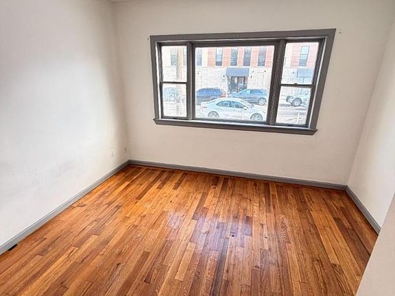 4th image of 133 Mallory Ave