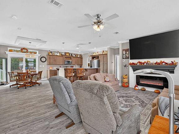 3rd image of 450 Watson Dr