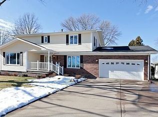 1718 Pearlview Ct, Muscatine, IA 52761