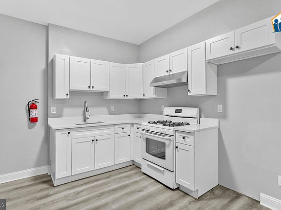4th image of 3218 N Hope St