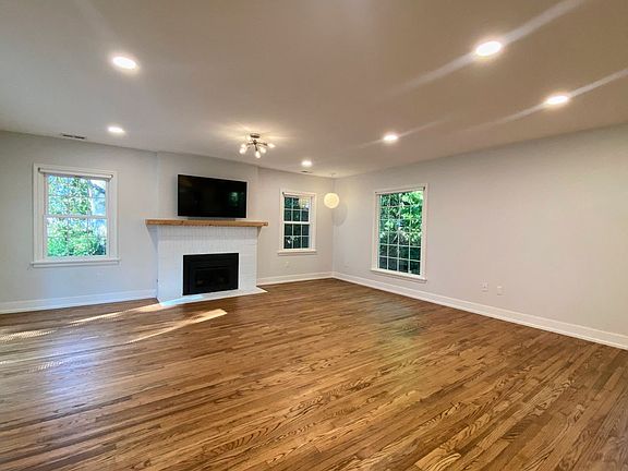 4th image of 8866 Edgewater Dr SW