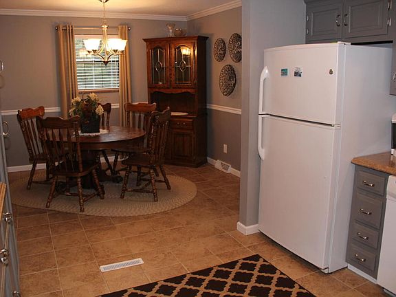 4th image of 2908 W Hills Dr