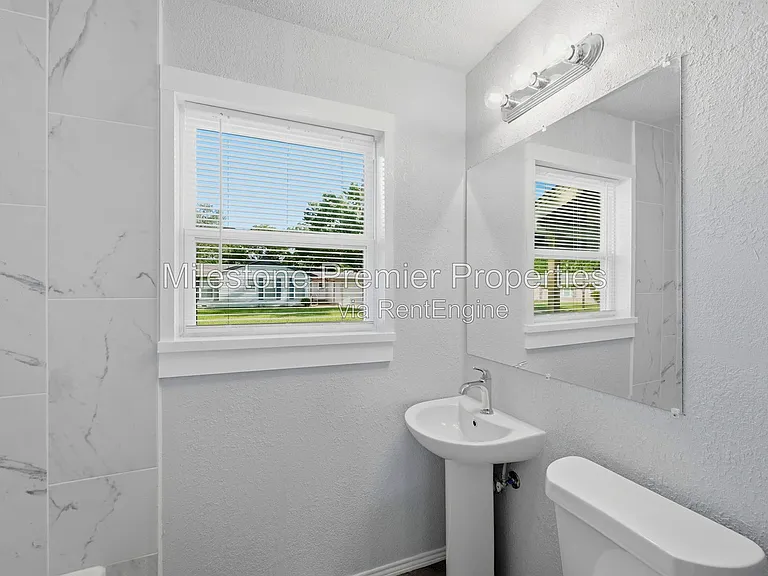 718 W Belden St — Photo 16