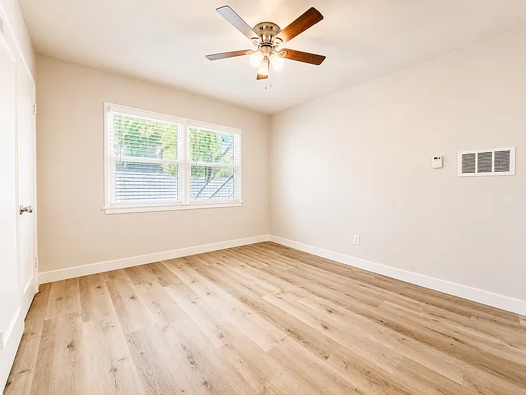 2015 Pine Ave #1 — Photo 11