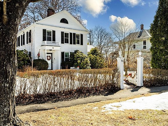 4th image of 96 College St