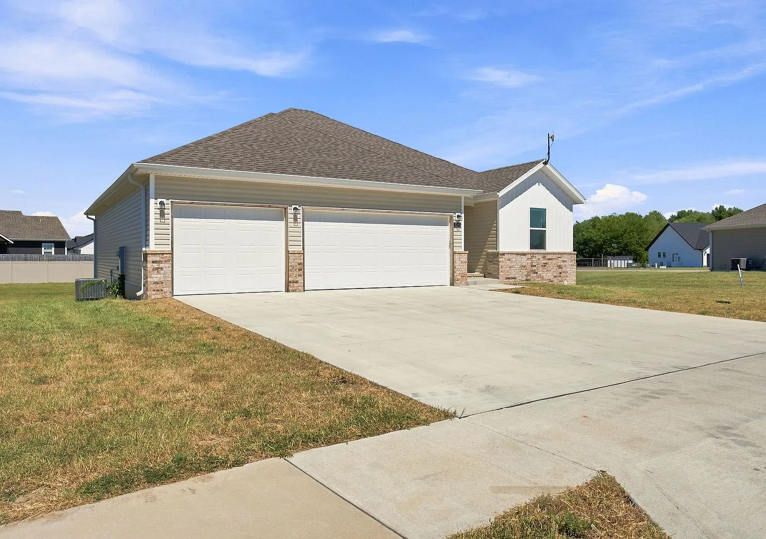 Newly Built 4 Bedroom Home Bolivar, Mo — Photo 1