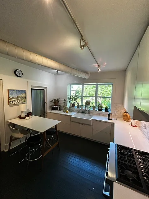 2 bed, 1.5 bath, 1800 sqft, $3,200 — Photo 3