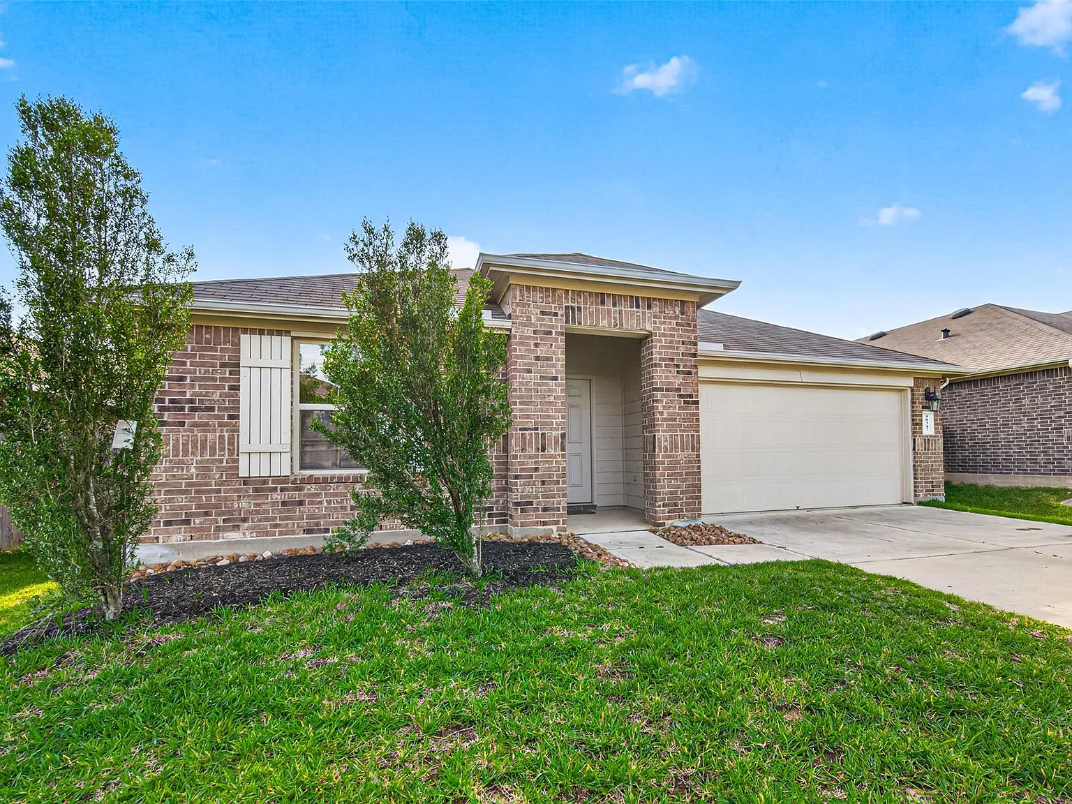 4 bed, 2.0 bath, 1902 sqft, $2,100 — Photo 2