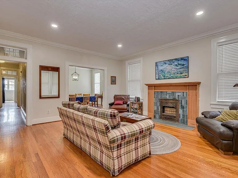 978 Heard Ave — Photo 3