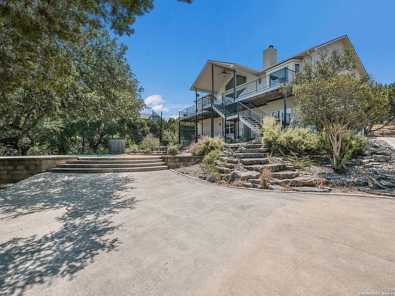 4th image of 1081 COLLEEN DR